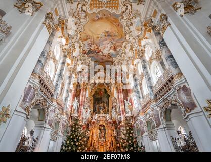 1 févr. 2020 - Steingaden, Allemagne: Autel principal avec fresque au plafond Rococo à l'intérieur de l'église de pèlerinage de Wies Wieskirche Banque D'Images