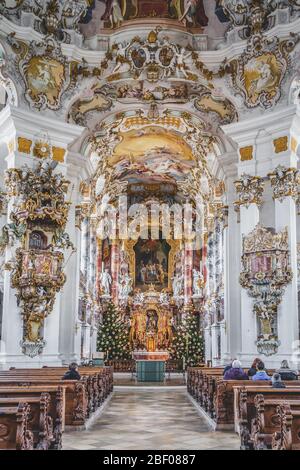 1 févr. 2020 - Steingaden, Allemagne: Les visiteurs admirent l'autel principal à l'intérieur de l'église de pèlerinage de Wies Wieskirche Banque D'Images