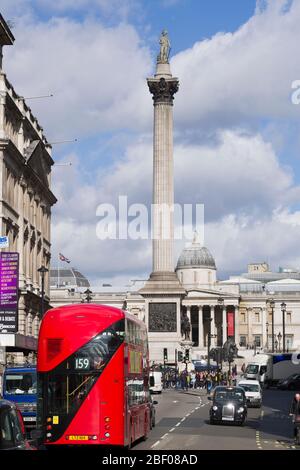 Vue sur Trafalgar Square, montrant Nelsons Column avec la galerie nationale en arrière-plan, Londres, Royaume-Uni. 21 mars 2017 Banque D'Images