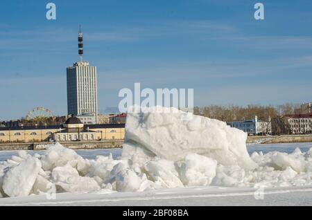 Dérive de glace dans la ville d'Arkhangelsk. Glace sur la rivière Dvina du Nord Banque D'Images