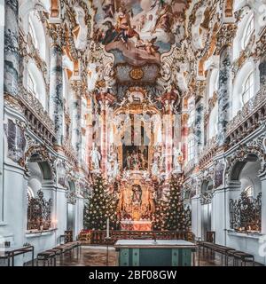 1 févr. 2020 - Steingaden, Allemagne: Autel principal avec statues bibliques à l'intérieur de l'église de pèlerinage de Wies Wieskirche Banque D'Images