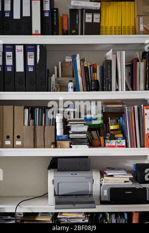 Espace de travail intérieur de bureau. Banque D'Images