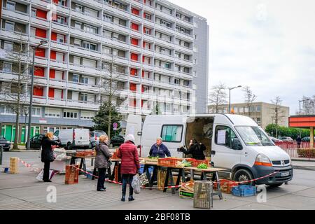 Dieppe (nord de la France) le 2 mars 2020 : éclosion et quarantaine du coronavirus. Marché encore autorisé dans le district de Neuville-ls-Dieppe Banque D'Images