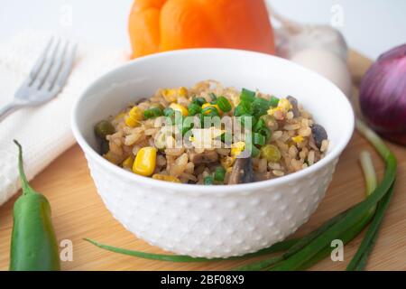 Riz végétarien aux œufs de style chinois avec maïs sucré, pois verts, oignons, ail, champignons et échalotes Banque D'Images