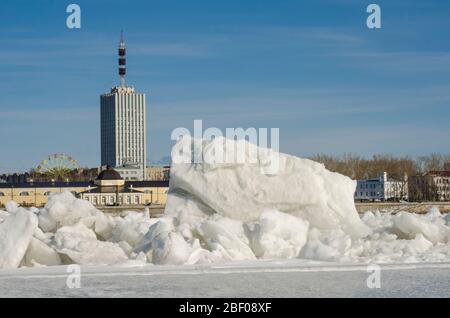 Dérive de glace dans la ville d'Arkhangelsk. Glace sur la rivière Dvina du Nord Banque D'Images