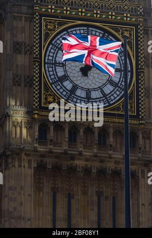 Un drapeau de l'Union Jack volant je suis devant la tour Elizabeth qui abrite l'horloge est populairement connu sous le nom de « Big Ben » partie du palais de Westminster comm Banque D'Images