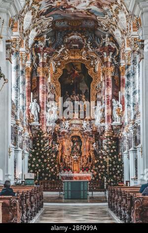 1 févr. 2020 - Steingaden, Allemagne: Les visiteurs admirent l'autel principal à l'intérieur de l'église de pèlerinage de Wies Wieskirche Banque D'Images