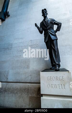 Londres- statue de George Orwell par le sculpteur britannique Martin Jennings au bâtiment de la BBC Broadcasting House Banque D'Images