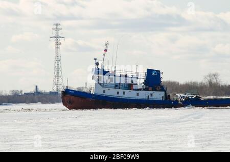 Des bateaux à moteur travaillent sur la rivière. Navigation par ressort Banque D'Images