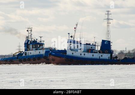 Des bateaux à moteur travaillent sur la rivière. Navigation par ressort Banque D'Images