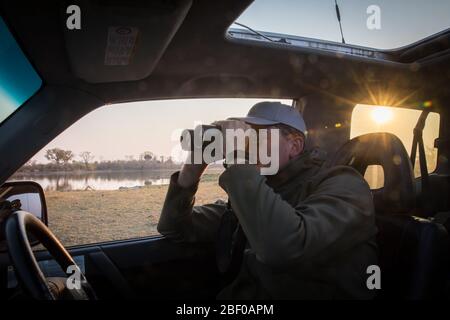 Les touristes peuvent profiter d'un safari en voiture dans le parc national de Hwange, Matabeleland Nord, Zimbabwe. Banque D'Images