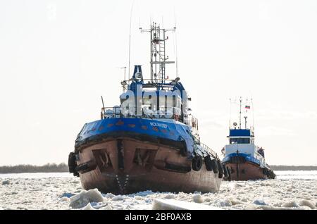 Des bateaux à moteur travaillent sur la rivière. Navigation par ressort Banque D'Images