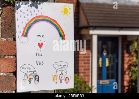 Des œuvres d'art arc-en-ciel pour enfants, qui montrent un soutien aux travailleurs de la santé et au NHS lors de l'éclosion du coronavirus (Covid-19), avril 2020. Banque D'Images