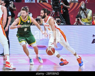 Ricky Rubio (Espagne) contre Matthew Dellavedova (Australie). Coupe du monde de basket-ball FIBA Chine 2019, demi-finales Banque D'Images