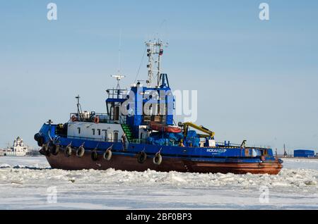 Des bateaux à moteur travaillent sur la rivière. Navigation par ressort Banque D'Images