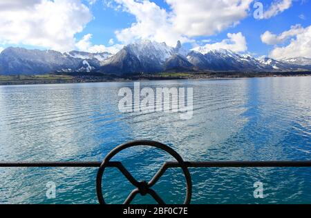 Vue sur les Alpes bernoises depuis Oberhofen, situé sur la rive nord du lac Thun. Suisse, Europe. Banque D'Images