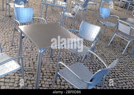 Des chaises et des tables modernes et vides en argent sont disponibles sur une terrasse Banque D'Images