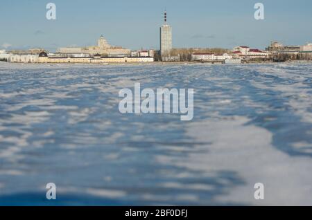 Dérive de glace dans la ville d'Arkhangelsk. Glace sur la rivière Dvina du Nord Banque D'Images