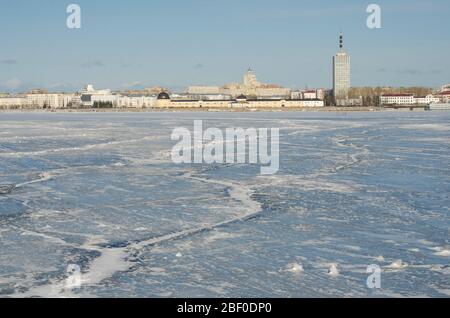 Dérive de glace dans la ville d'Arkhangelsk. Glace sur la rivière Dvina du Nord Banque D'Images