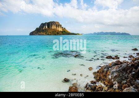 Eau cristalline dans les îles de la ville, partie de la visite des quatre îles dans la province de Krabi. AO Nang, Thaïlande. Banque D'Images