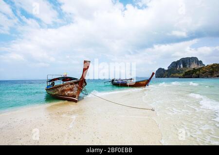 Bateau longue queue dans l'île de la mise avec eaux bleues claires. Province de Krabi. AO Nang, Thaïlande. Banque D'Images