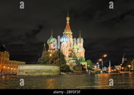 Lobnoye Mesto et la cathédrale Saint-Basile en soirée d’automne Banque D'Images