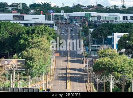 Campo Grande - MS, Brésil - 30 mars 2020: Faible trafic de voitures un lundi sur l'avenue Ceara pendant la période de quarantaine du covid-19. Pas une typoca Banque D'Images