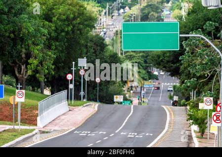 Photo avec foyer sur un grand signe vert de transit d'une avenue. Avenue avec fiscalisation électronique, limite de vitesse de 50 km par heure. Photo à Afonso Pena avenu Banque D'Images