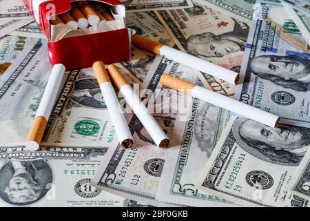 Concept de coût du tabac. Des cigares sur fond de dollars. Banque D'Images