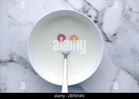 Flocons de maïs sains avec lait pour le petit déjeuner Banque D'Images