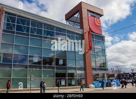 11 avril 2020 - Montréal QC, Canada : clients en ligne à l'extérieur d'un supermarché, Coronavirus COVID-19 Pandémique, Provigo Angus, Rosemont Banque D'Images