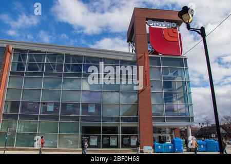 11 avril 2020 - Montréal QC, Canada : clients en ligne à l'extérieur d'un supermarché, Coronavirus COVID-19 Pandémique, Provigo Angus, Rosemont Banque D'Images