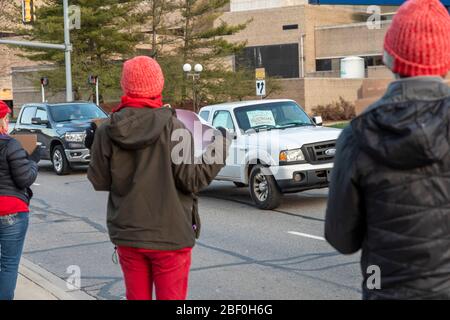 Ann Arbor, Michigan USA - 15 avril 2020 - les travailleurs de la santé de l'Université du Michigan se joignent à des syndicats d'infirmières dans tout le pays dans une Journée nationale D'UN Banque D'Images