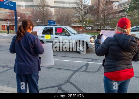 Ann Arbor, Michigan USA - 15 avril 2020 - les travailleurs de la santé de l'Université du Michigan se joignent à des syndicats d'infirmières dans tout le pays dans une Journée nationale D'UN Banque D'Images