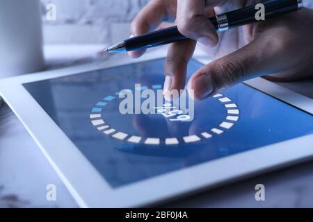 homme d'affaires analysant des données financières sur tablette numérique Banque D'Images