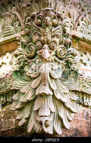 Vue verticale d'une sculpture de garuda sur le temple de Bukit Sari à Bali, Indonésie. Banque D'Images