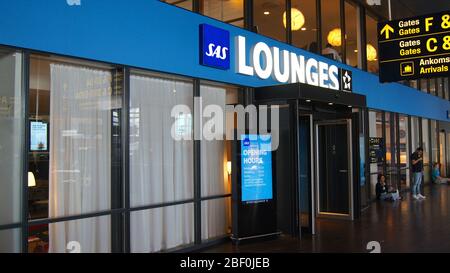 COPENHAGUE, DANEMARK - 6 JUILLET 2015 : entrée du salon d'affaires de l'aéroport au terminal intérieur de l'aéroport Kastrup Banque D'Images