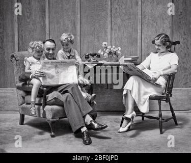 FAMILLE DES QUATRE ANNÉES 1930 ASSISE DANS LA SALLE DE SÉJOUR LECTURE JOURNAUX - A881 HAR001 MÈRES HARS VIEUX TEMPS NOSTALGIE FRÈRE ANCIENNE MODE SŒUR 1 COMMUNICATION JUVÉNILE DÉTENTE ENFANTS FAMILLES JOIE VIE FEMMES FRÈRES MARIÉS STUDIO SHOT CONJOINT MARIS MAISON VIE COPIE ESPACE DEMI-LONGUEUR FEMMES FILLES HOMMES JOURNAUX FRÈRES FRÈRES FRÈRES FRÈRES FRÈRES FRÈRES FRÈRES SŒURS PÈRES B&W PARTENAIRE BONHEUR SALLE DE SÉJOUR DADS BANDES DESSINÉES SIBLING ÉLÉGANTE COOPÉRATION CROISSANCE JEUNES MOYENNE-ADULTE MOYENNE-ADULTE HOMME MOYENNE-ADULTE FEMME MÈRE TOGETHNESS ÉPOUSES BÉBÉ FILLE NOIR ET BLANC CAUCASIEN HAR001 À L'ANCIENNE Banque D'Images