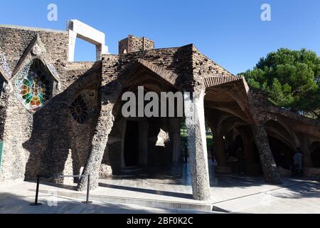 Santa Coloma de Cervello, Espagne - 15 janvier 2019: Église de Colonia Guell Banque D'Images