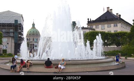 COPENHAGUE, DANEMARK - 05 JUILLET 2015 : Église de Frederik (Église de marbre) et fontaine dans le jardin d'Amaliehaven, le jour ensoleillé Banque D'Images