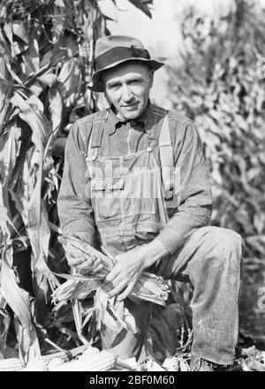 DÉPRESSION DES ANNÉES 1930 UN AGRICULTEUR DE L'ERA QUI REGARDE LA CAMÉRA S'AGENOUILLER DANS LE CHAMP PAR PILE DE TIGES DE MAÏS TENANT UNE OREILLE SÉCHÉE DE MAÏS UNHUSKED - C8117 HAR001 HARS STYLE DE VISAGE CARRIÈRE S'INQUIÉTER STYLE DE VIE EMPLOIS MOODY RURAL PAUVRE COPIE ESPACE PERSONNES COMBINAISON AGRICULTURE HOMMES RISQUE PROFESSION EXPRESSIONS TROUBLÉ AGRICULTURE B&W TRISTESSE PRÉOCCUPÉE MALAXER LES COMPÉTENCES PROFESSIONNELLES FORCE MONDIALE SÉCHÉE CARRIÈRES LES AGRICULTEURS SONT FIERS D'UNE AUTORITÉ LES MÉTIERS DE L'HUMEUR LES TIGES GULADES ÉCONOMIQUE LA SÉCHERESSE DE CHAMP DE MAÏS L'HOMME MOYEN-ADULTE LA RÉCESSION MISÉRABLE CHÔMAGE DANS LE MONDE ENTIER NOIR ET BLANC LE DÉCLIN ETHNIQUE CAUCASIEN L'ERA Banque D'Images