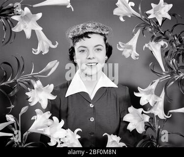 ANNÉES 1950 PORTRAIT SOURIRE BRUNETTE FEMME PORTANT CHAPEAU DE CHAPEAU DE PÂQUES REGARDANT LA CAMÉRA ENTOURÉE PAR DES LILAS DE PÂQUES - E416 HAR001 HARS COPIER ESPACE FEMMES INSPIRATION FESTIVAL SYMBOLES CHRÉTIENS SPIRITUALITÉ EXPRESSIONS CONFIANCE BONNET B&W CONTACT BRUNETTE DÉVOTION BONHEUR TÊTE ET ÉPAULES GAI RELIGIEUX CHRISTIANISME ENTOURÉ SOURIRES CONCEPT CONCEPTUEL CONSACRÉ ENCADRÉ JOYEUSE ÉLÉGANCE FIDÈLES LILAS CONCEPTS SYMBOLIQUES FOI JEUNE ADULTE CROYANCE NOIR ET BLANC CAUCASIEN ETHNICITÉ HAR001 ANCIENNE REPRÉSENTATION Banque D'Images