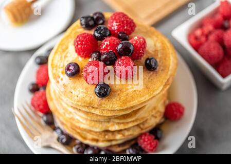 Crêpes maison douces avec fruits sur plaque blanche. Banque D'Images