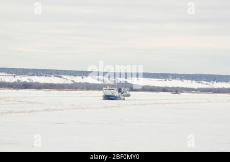 Avril 2020 - Tsenovets. Le travail des brise-glace pendant la dérive de glace. Inondation printanière en Russie. Russie, région d'Arkhangelsk Banque D'Images