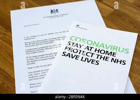 Lettre du gouvernement britannique et brochure d'information du Premier ministre Boris Johnson. Pandémie de coronavirus 2020 Banque D'Images