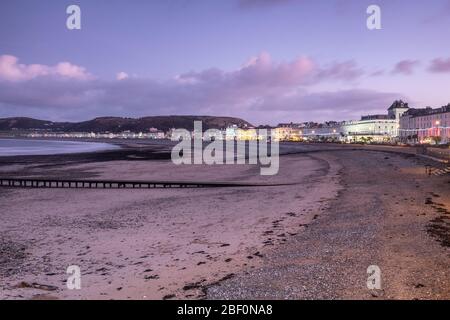 La promenade de Llandudno, au nord du Pays de Galles, photographiée au crépuscule Banque D'Images