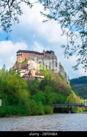 château médiéval d'orava sur la colline. beau paysage printanier dans une lumière aux eaux de la rivière. destination touristique populaire de la slovaquie Banque D'Images