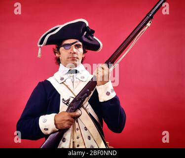 ANNÉES 1970 HOMME PORTANT UN TIMBRE D'OEIL HABILLÉ COMME SOLDAT CONTINENTAL RÉ-ENACTOR DE GUERRE RÉVOLUTIONNAIRE AMÉRICAINE TENANT LE MOUSKET FLINTLOCK - KC6808 HAR001 HARS PATCH TRICORNE CONTINENTAL À PARTIR DE 1776 AUTORITÉ FLINTLOCK PATRIOT UNIFORMES GUERRE D'INDÉPENDANCE BLESSÉ CONCEPTUEL RÉ-ENACTOR PATCH MOUSKET RÉVOLTE AMÉRICAINE RÉVOLUTIONNAIRE GUERRE 1770 COLONIES ARME À FEU ARME À FEU MILIEU ADULTE MILIEU ADULTE MILIEU ADULTE L'ORIGINE ETHNIQUE CAUCASIENNE DE L'HOMME HAR001 EST DÉMODÉE Banque D'Images