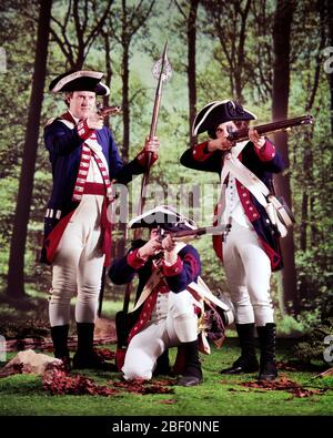 1970 OFFICIER ET DEUX HOMMES RÉVOLUTIONNAIRES RÉACTEURS DE GUERRE HABILLÉS EN UNIFORMES DE SOLDAT CONTINENTAL TOUS VISANT FLINTLOCK ARMES À FEU - KC6817 HAR001 HARS PLEINE LONGUEUR PERSONNES INSPIRATION HOMMES RISQUE CONFIANCE LIBERTÉ GUERRES AVENTURE LOISIRS EXCITATION TRICORNE FIERTÉ 1776 FLINTLOCK POLITIQUE UNIFORMES GUERRE D'INDÉPENDANCE CONNEXION RÉACTEURS CONCEPT MOUSKET ÉLÉGANT RÉVOLTE AMÉRICAINE RÉVOLUTIONNAIRE GUERRE 1770 VISANT COLONIES COOPÉRATION ARMES À FEU ARME À FEU HOMME MOYEN-ADULTE PISTOLET TOGETHNESS CAUCASIEN HAR001 DÉMODÉE Banque D'Images