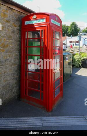 Défibrillateur cardiaque d'urgence, équipement permettant de sauver des vies pour l'arrêt cardiaque, dans un ancien kiosque téléphonique ou une boîte téléphonique, Bruton, Somerset, Angleterre, Royaume-Uni Banque D'Images